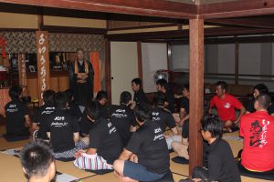 安長寺の平野副住職より座禅前の心得を学びます